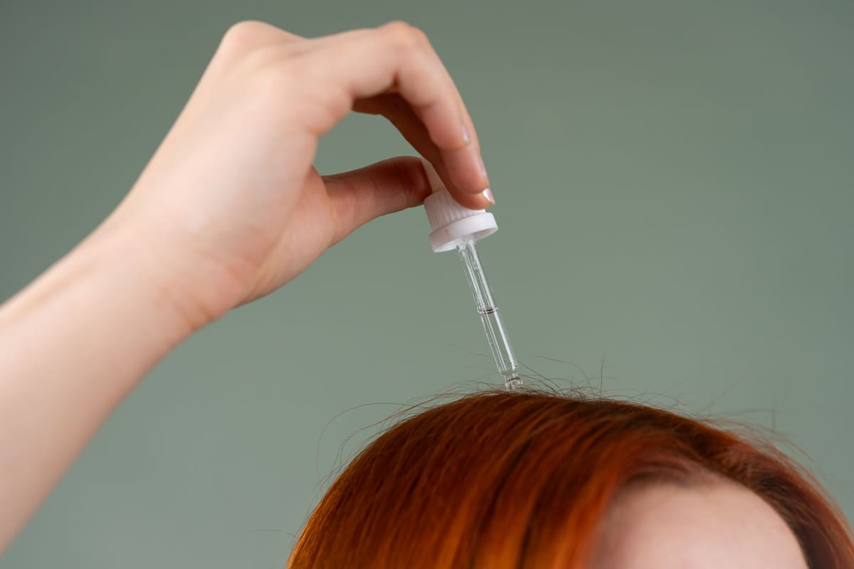 Detailný pohľad na pokožku hlavy pri diagnostike